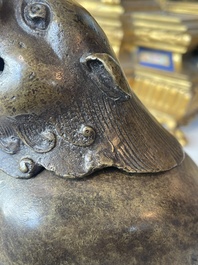 Paire de br&ucirc;le-parfums en bronze en forme de cr&eacute;ature mythique, Chine, 19&egrave;me/20&egrave;me si&egrave;cle