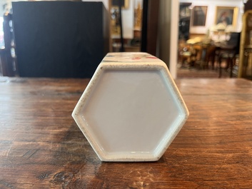 Deux th&eacute;i&egrave;res couvertes et un pot &agrave; pinceaux &agrave; d&eacute;cor figuratif en porcelaine de Chine famille rose et rouge de fer, 19&egrave;me/20&egrave;me si&egrave;cle