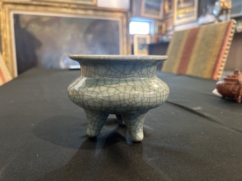 Een Chinese ge-type driepotige wierookbrander, 19de/20ste eeuw