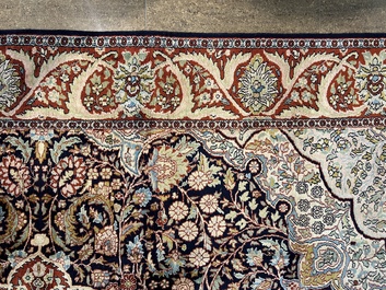 Een Perzisch Kashmir tapijt met floraal decor, zijde op katoen, 20ste eeuw