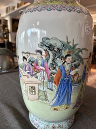 Paire de vases en porcelaine de Chine famille rose &agrave; d&eacute;cor de dames de la cour se relaxant dans un jardin palatial, marque Qianlong, R&eacute;publique, 20&egrave;me