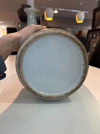 Paire de vases en porcelaine de Chine bleu et blanc sur fond c&eacute;ladon &agrave; d&eacute;cor d'antiquit&eacute;s, 19&egrave;me si&egrave;cle