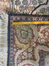 Een Perzisch Kashmir tapijt met floraal decor, zijde op katoen, 20ste eeuw