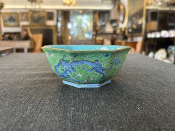 Bol de forme hexagonale en porcelaine de Chine famille rose &agrave; d&eacute;cor de dragons, marque et &eacute;poque de Tongzhi