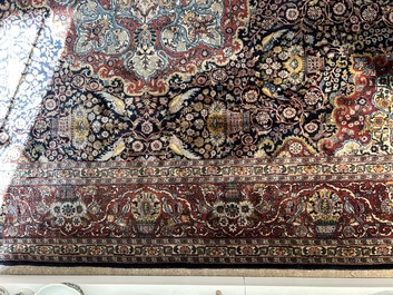 Een vermoedelijk Indisch Qom (Qum/Ghom) tapijt met floraal decor, wol op katoen, 20ste eeuw