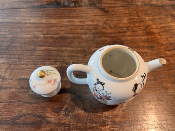 Deux th&eacute;i&egrave;res couvertes et un pot &agrave; pinceaux &agrave; d&eacute;cor figuratif en porcelaine de Chine famille rose et rouge de fer, 19&egrave;me/20&egrave;me si&egrave;cle