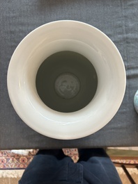 Paire de vases en porcelaine de Chine famille rose &agrave; d&eacute;cor de dames de la cour se relaxant dans un jardin palatial, marque Qianlong, R&eacute;publique, 20&egrave;me