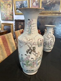 Cinq vases en porcelaine de Chine famille rose et qianjiang cai, 19&egrave;me/20&egrave;me si&egrave;cle