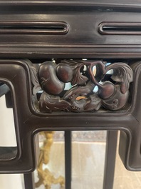 Socle de forme carr&eacute;e en bois sculpt&eacute;, Chine, 19&egrave;me si&egrave;cle