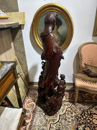 Grande Guanyin entour&eacute;e d'enfants en bois sculpt&eacute;, Chine, 20&egrave;me si&egrave;cle
