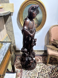 Grande Guanyin entour&eacute;e d'enfants en bois sculpt&eacute;, Chine, 20&egrave;me si&egrave;cle
