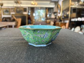 Bol de forme hexagonale en porcelaine de Chine famille rose &agrave; d&eacute;cor de dragons, marque et &eacute;poque de Tongzhi