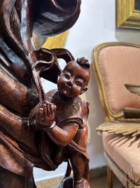 Grande Guanyin entour&eacute;e d'enfants en bois sculpt&eacute;, Chine, 20&egrave;me si&egrave;cle