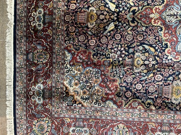 Een vermoedelijk Indisch Qom (Qum/Ghom) tapijt met floraal decor, wol op katoen, 20ste eeuw