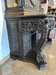 Vitrine en bois dur sculpt&eacute;, Chine ou Vietnam, 19&egrave;me si&egrave;cle