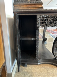 Vitrine en bois dur sculpt&eacute;, Chine ou Vietnam, 19&egrave;me si&egrave;cle