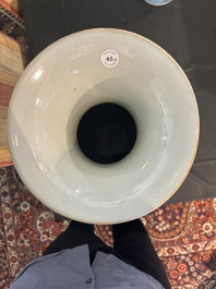 Cinq vases en porcelaine de Chine famille rose et qianjiang cai, 19&egrave;me/20&egrave;me si&egrave;cle