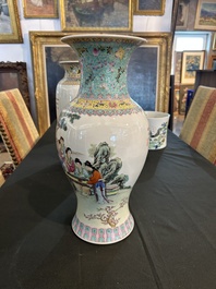 Deux vases en porcelaine de Chine famille rose &agrave; d&eacute;cor de dames se relaxant dans un jardin de palais, marque de Qianlong, R&eacute;publique, 20&egrave;me si&egrave;cle