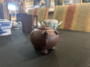 Sept th&eacute;i&egrave;res en porcelaine de Chine bleu, blanc, famille rose, verte et en gr&egrave;s de Yixing, Kangxi et post&eacute;rieur