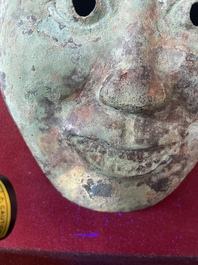 Masque fun&eacute;raire en bronze, Chine, probablement Liao