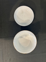 Paire de vols couverts en porcelaine de Chine famille rose de Canton &agrave; d&eacute;cor de dragons, 19&egrave;me si&egrave;cle