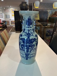 Paire de vases en porcelaine de Chine bleu et blanc sur fond c&eacute;ladon &agrave; d&eacute;cor d'antiquit&eacute;s, 19&egrave;me si&egrave;cle