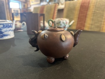 Sept th&eacute;i&egrave;res en porcelaine de Chine bleu, blanc, famille rose, verte et en gr&egrave;s de Yixing, Kangxi et post&eacute;rieur