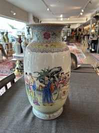 Paire de vases en porcelaine de Chine famille rose &agrave; d&eacute;cor de dames de la cour se relaxant dans un jardin palatial, marque Qianlong, R&eacute;publique, 20&egrave;me