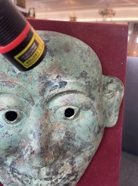 Masque fun&eacute;raire en bronze, Chine, probablement Liao