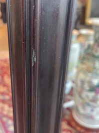 Socle de forme carr&eacute;e en bois sculpt&eacute;, Chine, 19&egrave;me si&egrave;cle