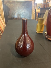 Trois vases en porcelaine monochrome jaune et sang-de-boeuf, un mont&eacute; en lampe, 19&egrave;me/20&egrave;me si&egrave;cle