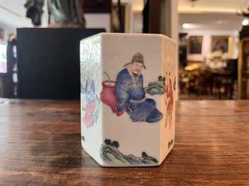 Deux th&eacute;i&egrave;res couvertes et un pot &agrave; pinceaux &agrave; d&eacute;cor figuratif en porcelaine de Chine famille rose et rouge de fer, 19&egrave;me/20&egrave;me si&egrave;cle