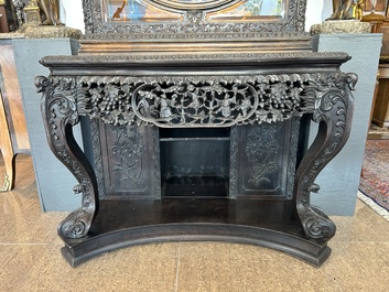 Vitrine en bois dur sculpt&eacute;, Chine ou Vietnam, 19&egrave;me si&egrave;cle