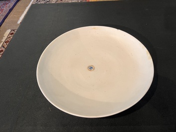 Deux assiettes en porcelaine blanche monochrome de Chine venant de l'&eacute;pave Vung Tao, Kangxi, vers 1690