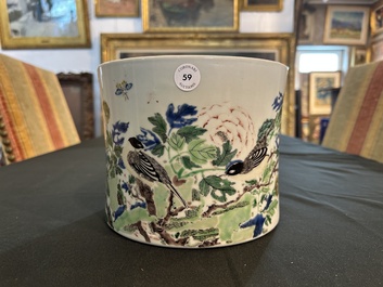 Grand pot &agrave; pinceaux en porcelaine de Chine famille verte &agrave; d&eacute;cor d'oiseaux sur branches fleuries et de papillons, Chine, 20&egrave;me si&egrave;cle