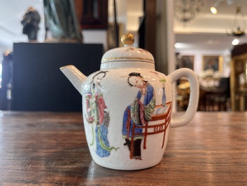 Deux th&eacute;i&egrave;res couvertes et un pot &agrave; pinceaux &agrave; d&eacute;cor figuratif en porcelaine de Chine famille rose et rouge de fer, 19&egrave;me/20&egrave;me si&egrave;cle
