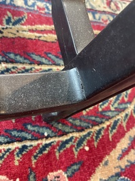 Socle de forme carr&eacute;e en bois sculpt&eacute;, Chine, 19&egrave;me si&egrave;cle