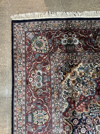 Een vermoedelijk Indisch Qom (Qum/Ghom) tapijt met floraal decor, wol op katoen, 20ste eeuw