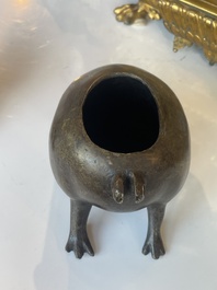 Paire de br&ucirc;le-parfums en bronze en forme de cr&eacute;ature mythique, Chine, 19&egrave;me/20&egrave;me si&egrave;cle