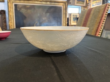 Bol en porcelaine blanc de Chine coquille d'oeuf &agrave; d&eacute;cor incis&eacute; de dragons, marque &agrave; six caract&egrave;res, 20&egrave;me si&egrave;cle