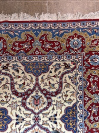 Een Perzisch Tehran tapijt met floraal decor, wol op katoen, 20ste eeuw