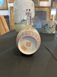 Deux vases en porcelaine de Chine famille rose &agrave; d&eacute;cor de dames se relaxant dans un jardin de palais, marque de Qianlong, R&eacute;publique, 20&egrave;me si&egrave;cle