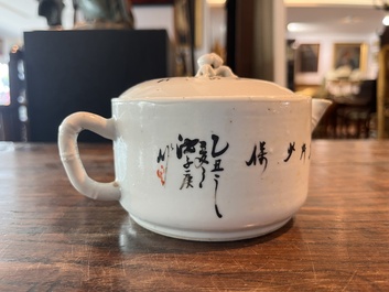 Deux th&eacute;i&egrave;res couvertes et un pot &agrave; pinceaux &agrave; d&eacute;cor figuratif en porcelaine de Chine famille rose et rouge de fer, 19&egrave;me/20&egrave;me si&egrave;cle