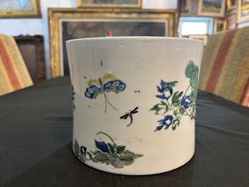 Grand pot &agrave; pinceaux en porcelaine de Chine famille verte &agrave; d&eacute;cor d'oiseaux sur branches fleuries et de papillons, Chine, 20&egrave;me si&egrave;cle