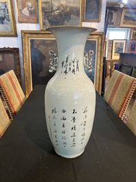 Trois vases en porcelaine de Chine famille rose &agrave; d&eacute;cor figuratif, 19&egrave;me/20&egrave;me si&egrave;cle