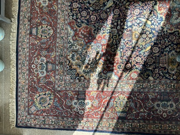 Een vermoedelijk Indisch Qom (Qum/Ghom) tapijt met floraal decor, wol op katoen, 20ste eeuw