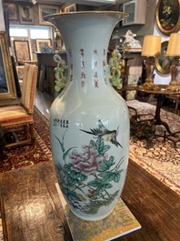 Vase en porcelaine de Chine famille rose &agrave; d&eacute;cor floral au dos et de lettr&eacute;s , 19&egrave;me/20&egrave;me si&egrave;cle