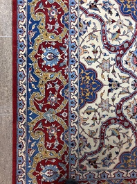 Een Perzisch Tehran tapijt met floraal decor, wol op katoen, 20ste eeuw