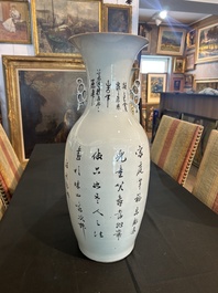 Trois vases en porcelaine de Chine famille rose &agrave; d&eacute;cor figuratif, 19&egrave;me/20&egrave;me si&egrave;cle