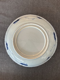 Plat en porcelaine de Chine bleu et blanc &agrave; d&eacute;cor 'sanduo', Kangxi
